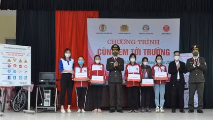 Tuổi trẻ Công an Hải Dương tặng mũ bảo hiểm cho học sinh