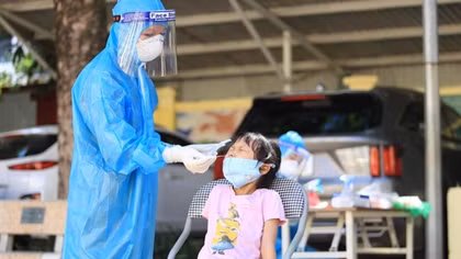 Hà Nội thêm 15 ca dương tính, không bắt buộc xét nghiệm COVID-19 cho trẻ em dưới 12 tuổi