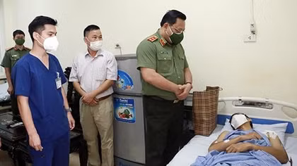 Lãnh đạo Công an Hà Nội thăm hỏi, động viên Thượng úy Công an bị shipper đâm xe trọng thương khi trực chốt COVID-19