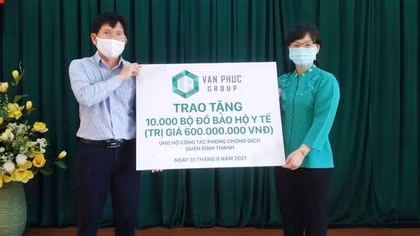 Van Phuc Group tặng 10.000 bộ đồ bảo hộ y tế cho UBND quận Bình Thạnh
