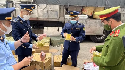 Phát hiện hơn 3.000 đôi giày thể thao không rõ nguồn gốc