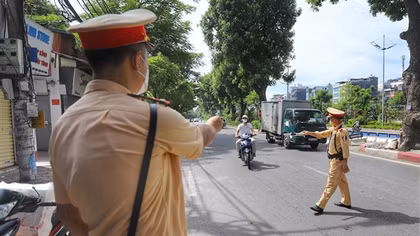 Không giấy đi đường, giấy sai quy định, người dân trốn chốt Công an