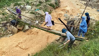 Lực lượng Công an xã bám địa bàn, giúp dân trong mưa lũ