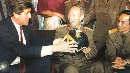 Chiếc mũ phi công lưu lạc ¼ thế kỷ tại Việt Nam của Thượng nghị sỹ John McCain