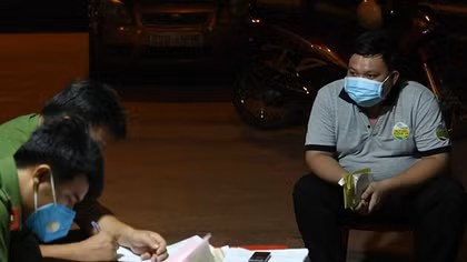 Tài xế dùng bằng giả, chở trái phép 6 người từ vùng dịch