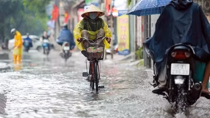 Miền Bắc có mưa rào, miền Trung vẫn nắng rát