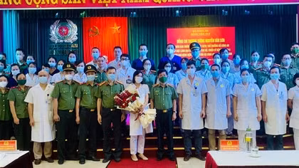 Thứ trưởng Nguyễn Văn Sơn gặp mặt, động viên đoàn cán bộ y, bác sĩ CAND chi viện TP Hồ Chí Minh
