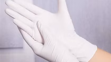 Điều tra vụ lừa đảo mua bán găng tay y tế, chiếm đoạt 4,8 tỷ đồng