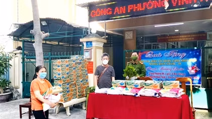 Trưởng Công an phường tìm nguồn hỗ trợ giúp dân trong mùa dịch