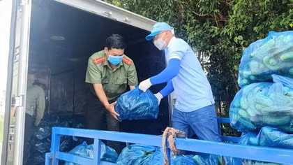 Công an tỉnh Vĩnh Long hỗ trợ 38 tấn nông sản cho lực lượng tuyến đầu chống dịch