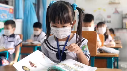 Học sinh lớp 1 và lớp 2 ở Hà Nội làm bài kiểm tra học kỳ trực tiếp