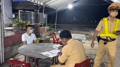 Giấu 15 người trong xe đông lạnh định "thông chốt", kiểm tra nhiều người khó thở