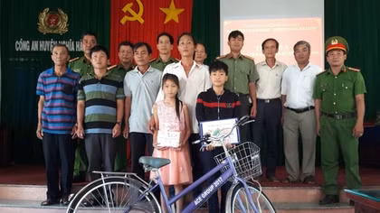 Tặng quà “tiếp sức hoàn lương”