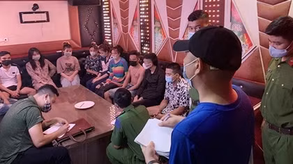 Cạm bẫy trong quán bar, karaoke “chui” giữa mùa dịch