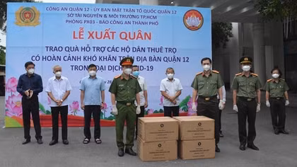 Công an TP Hồ Chí Minh trao quà hỗ trợ các hộ dân thuê trọ khó khăn