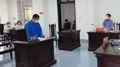 Say rượu vác xẻng tấn công cán bộ phường giữa lúc giãn cách xã hội