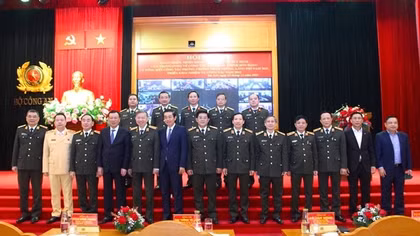 Đấu tranh với tham nhũng phải gắn liền chống suy thoái về tư tưởng chính trị, đạo đức, lối sống