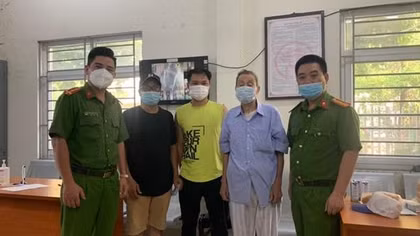 Công an xã giúp đỡ cụ già đi lạc, nằm ngất ven đường trở về với gia đình
