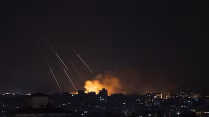 Israel không kích Hamas sau vụ thả khí cầu mang chất gây cháy qua biên giới