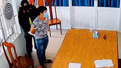 Đang được tại ngoại vẫn ngang nhiên chống người thi hành công vụ