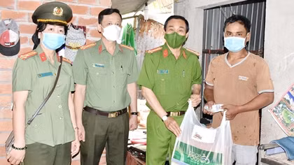 Những phần quà ý nghĩa nhân Ngày hội toàn dân bảo vệ ANTQ