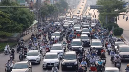 Nhiều tuyến đường Thủ đô ùn tắc trở lại ngày đầu nới lỏng giãn cách