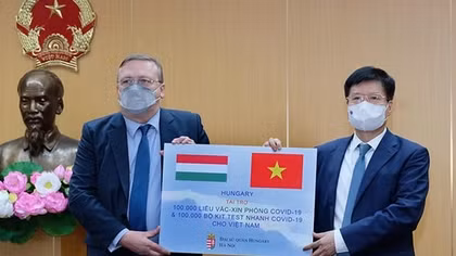 Tiếp nhận 100.000 liều vaccine và 100.000 kit xét nghiệm nhanh do Chính phủ Hungary trao tặng