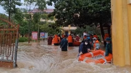 Đưa hàng trăm học sinh ra khỏi khu vực ngập lụt giữa lòng thành phố