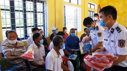 Tuyên truyền Luật Cảnh sát biển cho ngư dân ven biển Quảng Trị