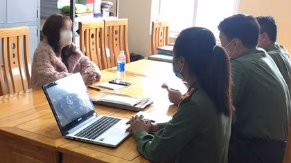 Sự thật về thông tin “nước bảy màu” chữa COVID-19