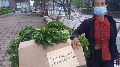 Hai người đàn bà bán rau thậm khổ vẫn làm từ thiện