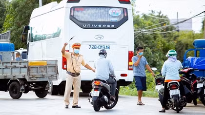Năm người dương tính với SARS-CoV-2 khai báo gian dối để “thông chốt”