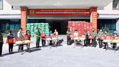 Những phần quà nghĩa tình trong mùa dịch