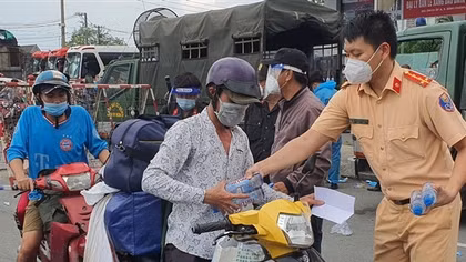 Hỗ trợ thức ăn, nước uống cho người dân tự phát về quê tại các chốt