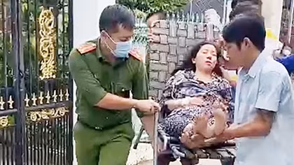 Công an phường kịp thời đưa người bị hôn mê đến bệnh viện cấp cứu