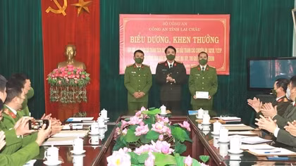 Mẹ rủ con trai đi mua 6 bánh heroin về bán