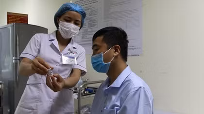 Trước khi tiêm chủng phải cho cha, mẹ của trẻ xem lọ vaccine