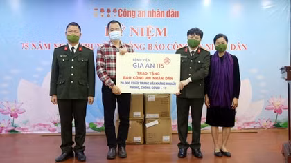 Báo CAND tiếp nhận 20.000 khẩu trang ủng hộ cán bộ, phóng viên phòng chống dịch