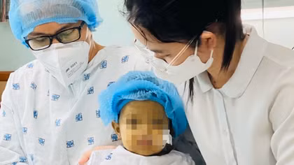 Cứu sống bé gái 2 tuổi từ một phần gan của người bố