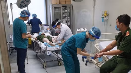 Chống đối quyết định cưỡng chế, ném chai xăng làm 4 cán bộ chiến sĩ Công an bị thương