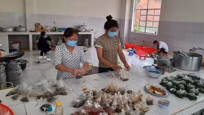 Ấm lòng “chị nuôi”