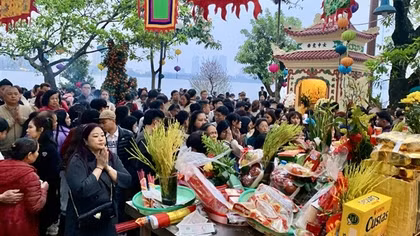 Nét đẹp đầu xuân tại đền Quán Thánh và phủ Tây Hồ