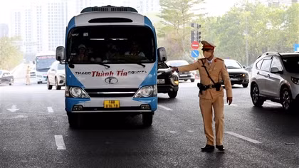 Nhiều tài xế taxi và xe khách uống rượu bia bị CSGT phát hiện