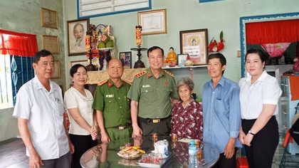 Thượng tướng Lê Tấn Tới thăm, tặng quà tri ân Mẹ Việt Nam Anh hùng ở Tây Ninh
