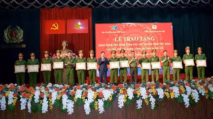 Khen thưởng các tập thể, cá nhân triệt phá vụ án “Xôi Lạc TV”