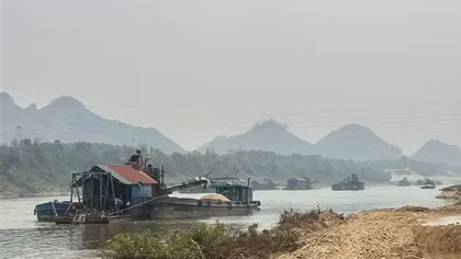 Bắt nhiều tàu "cát tặc" đang khai thác trên sông Lô