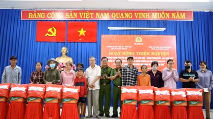 Trường Đại học CSND và Công an xã Đông Thạnh tặng quà cho 215 hộ dân khó khăn