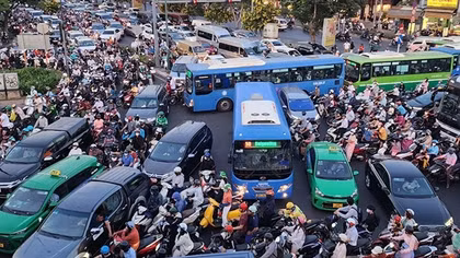 Bài 1: Phương tiện đông, hạ tầng chưa tương xứng