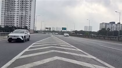 Hà Nội: Phố xá thông thoáng, người dân thong dong sắm Tết