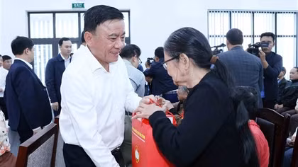 Thường trực Ban Bí thư Trần Cẩm Tú thăm, tặng quà Tết tại TP Đà Nẵng